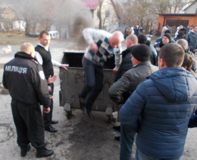 На Тернопольщине судью, которая оправдала коррупционера, запихнули в мусорник