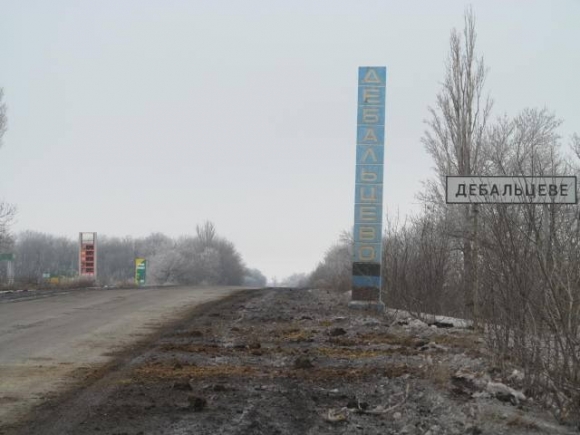 Нарушая перемирие, под Дебальцево российская артиллерия обстреливает позиции защитников Украины. Видео. 18+