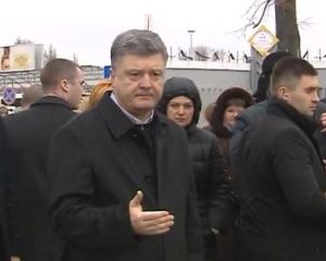 "Ви на мене голос не піднімайте, бо вас зараз швидко приберуть" - Порошенко свариться з працівниками аеропорту