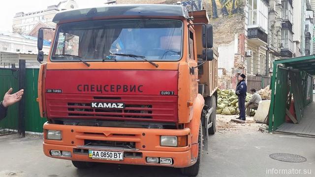 Невідомі намагаються вивезти докази вандалізму історичної будівлі в центрі столиці