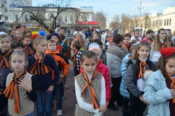 Победобесие: в НамКрыше детей не впускают в школы без "колорадских" лент