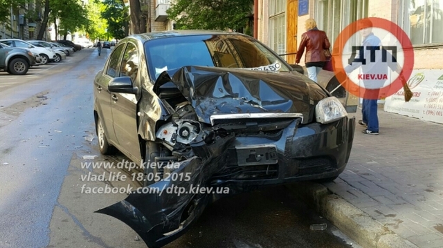 ДТП в Киеве: на малой Житомирской у Майдана Незалежности водитель Toyota Land Cruiser 200 черкасской регистрации, двигаясь против направления движения, протаранил Chevrolet Aveo. Пострадала девушка