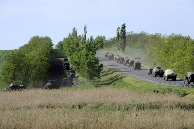 Reuters зняв велику колону російської військової техніки, яка прямує до кордону з Україною