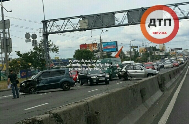 ДТП в Киеве: на Московском проспекте водитель KIA на полном ходу протаранил попутный Daewoo Lanos и создал пробку более 4 км