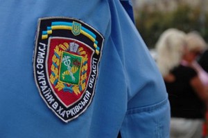 Як міліція береже Харків від терористів: загорає на блокпосту та б’є волонтерів