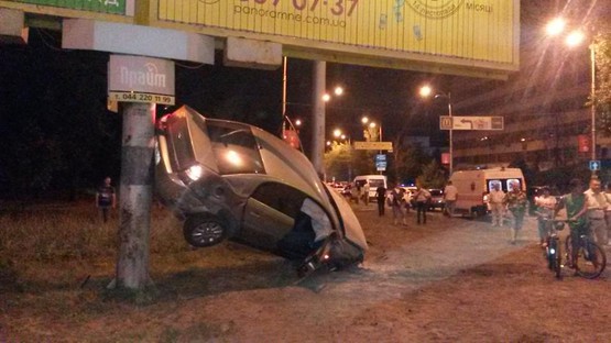 В Киеве водитель забил гол собственной машиной в столб