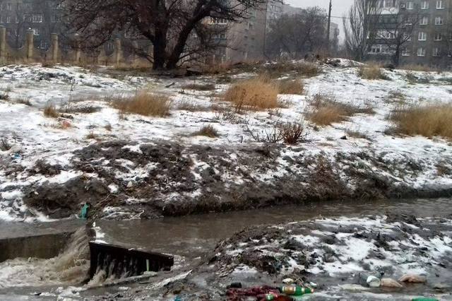 В Мариуполе в водостоке нашли разрезанного на части человека