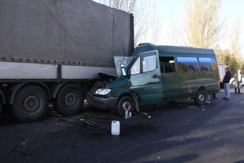 Жуткое ДТП в Днепре: маршрутка с пассажирами врезалась в фуру