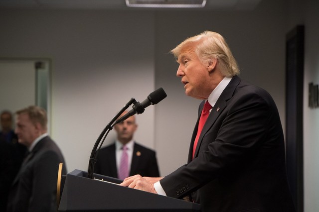 Трампа проинформировали о ситуации на Донбассе