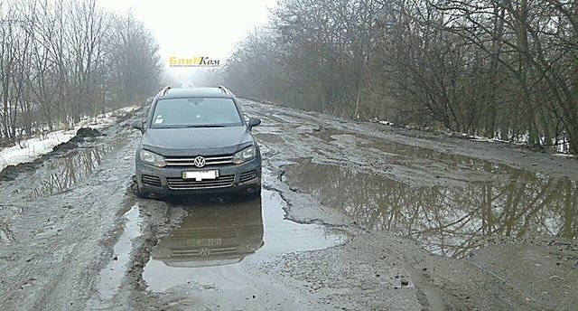 Житель Николаевщины повредил свой «Touareg» на трассе Н-11 и намерен судиться с дорожниками