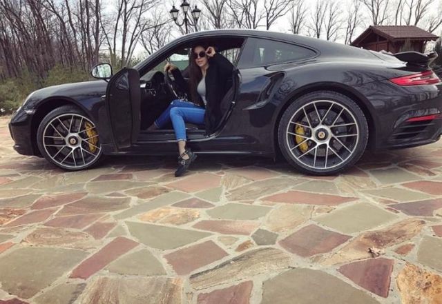 Дочь бывшего главы Саратова затравили за фото Porsche и жалобу на плохие дороги