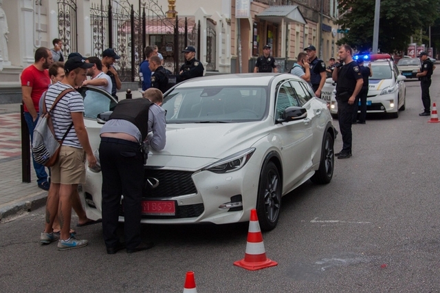 Стрельба в Днепре: наркоман "танцевал" на "Infiniti", в которой были женщина и маленький ребенок