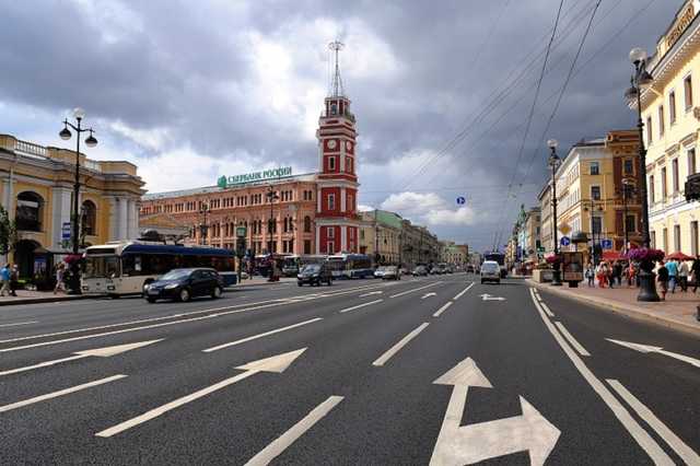 Попавшийся на пьяной езде петербуржец сжёг свой автомобиль на глазах у полиции на Невском проспекте