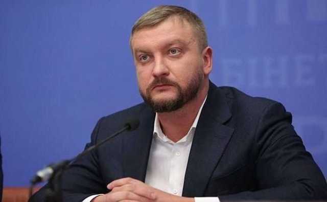 Министр Юстици Павел Петренко использует "левые" номера на своем автомобиле