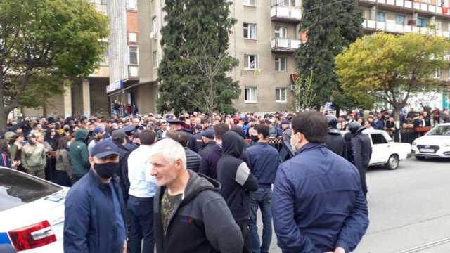 В центре Владикавказа несколько сотен людей вышли на стихийный митинг против режима самоизоляции