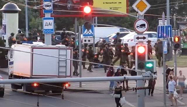 Опубликовано видео, на котором белорусский силовик намеренно стреляет в журналистку в Минске