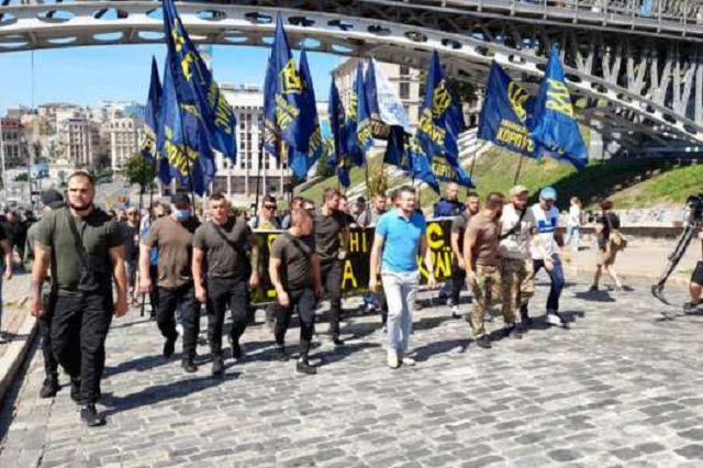 Нацкорпус начал акцию протеста в Киеве. Колонна движется с Майдана к Офису президента