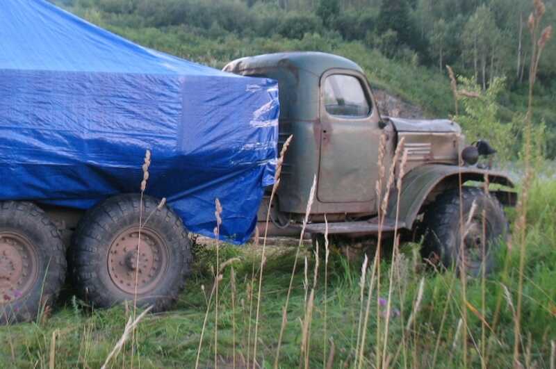 В Омской области подросток врезался в столб на угнанной машине