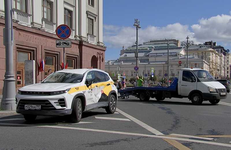 В Москве автомобиль выехал на тротуар и сбил двух пешеходов