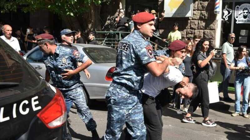 Силовики задержали в центре Еревана нескольких протестующих