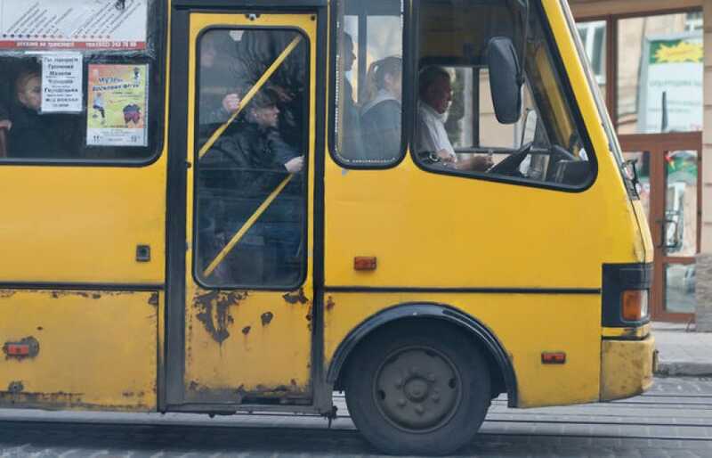 На Урале женщину выбросило из автобуса из-за рано закрывшихся дверей