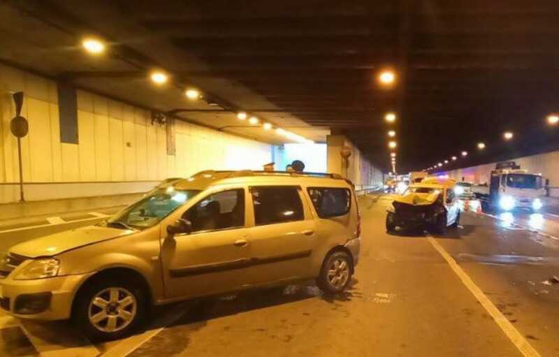 В Гагаринском тоннеле Москвы автомобиль сбил двух пешеходов