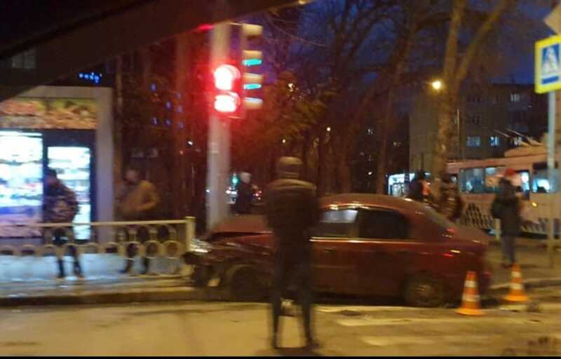 В Екатеринбурге автомобиль отбросило прямо на пешехода