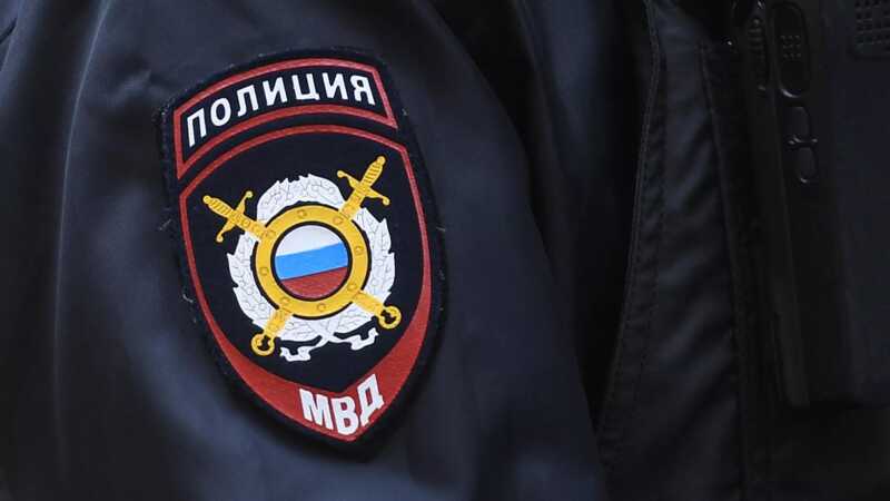 Полиция Колымы спасла мальчика, оставленного матерью в машине
