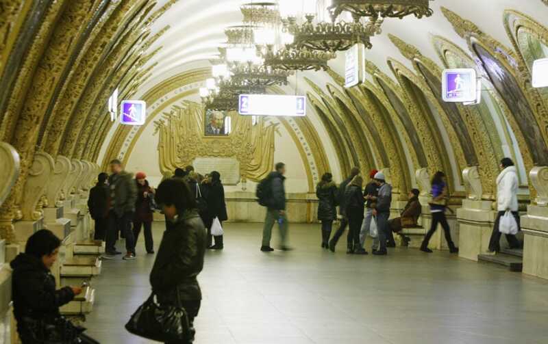 В московском метрополитене мужчина попросил подростков быть более тихими, но они проигнорировали его просьбу