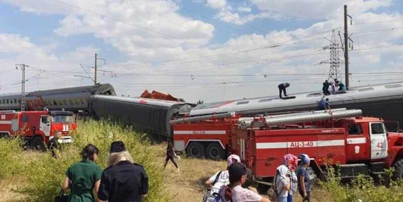 Водителя КамАЗа в критическом состоянии перевезли в Волгоград после столкновения с поездом