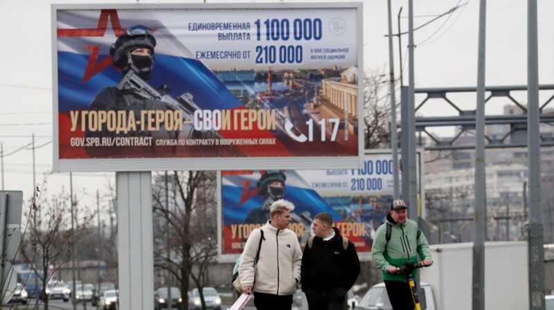 В Петербурге обновили плакаты о вознаграждении за контракт с Минобороны