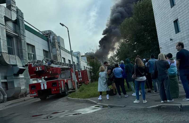 В Москве пожар охватил 4 этажа ТЦ РИО