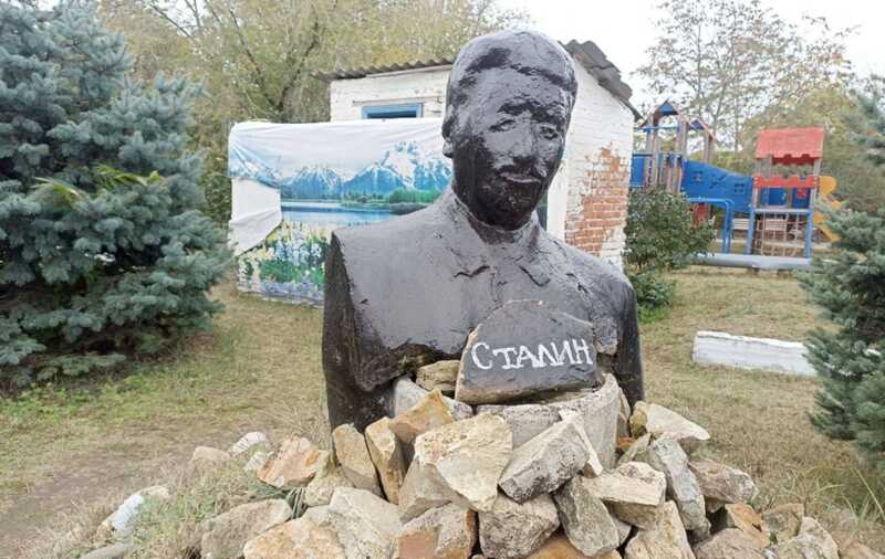 Бюст Сталина в станице Галюгаевской вызвал ажиотаж в соцсетях из-за неудачной реставрации