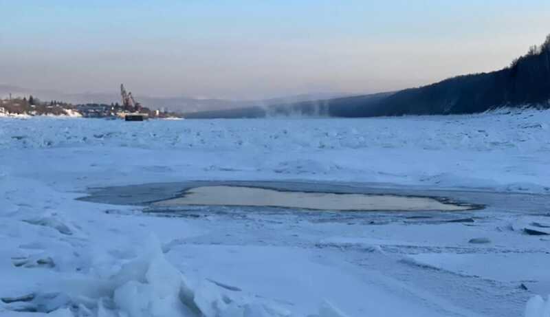 В Иркутской области автомобиль с людьми провалился под лед на реке Витим