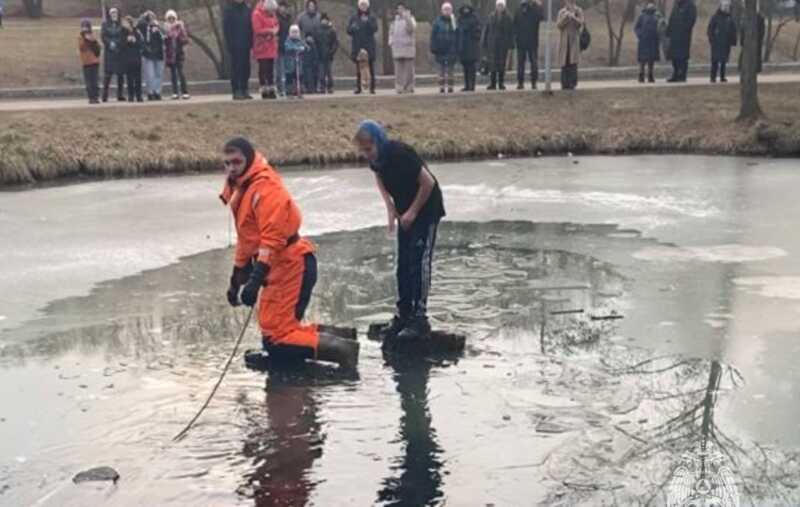 В Москве ребенок провалился под тонкий лед