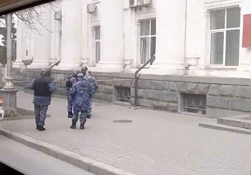 В Севастополе из-за свёртка под автомобилем оградили территорию возле здания Заксобрания