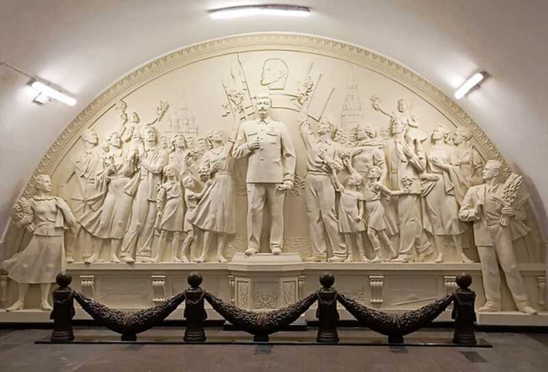 Активисты пронесли эмодзи клоуна к памятнику Сталину в московском метро