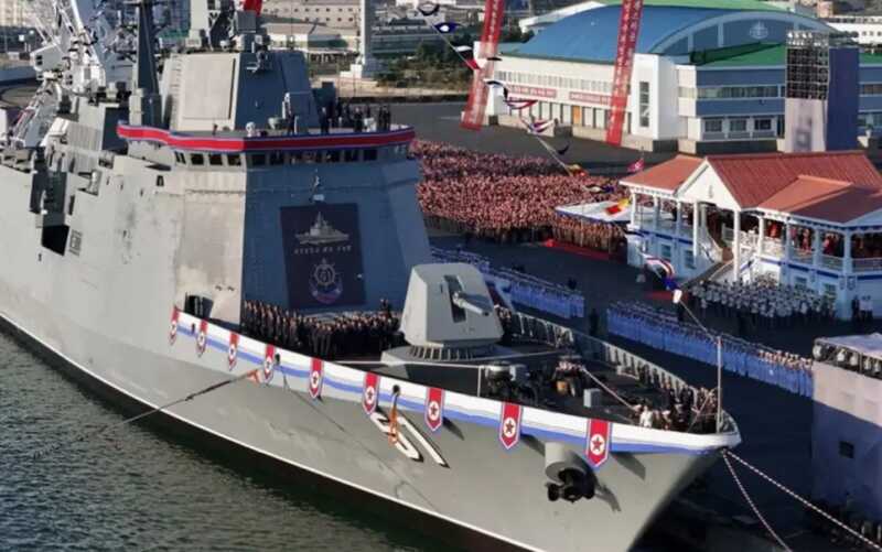 На борту северокорейского эсминца произошел инцидент во время спуска на воду
