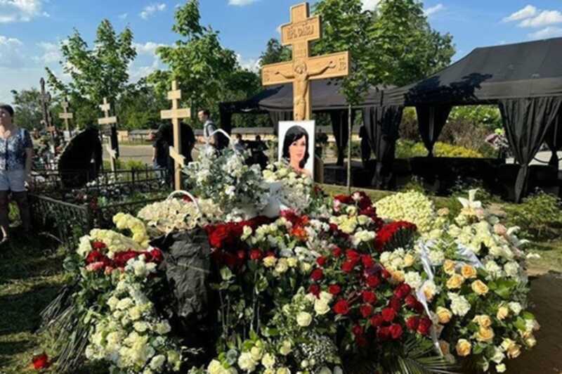 В годовщину смерти Анастасии Заворотнюк её семья посетила могилу