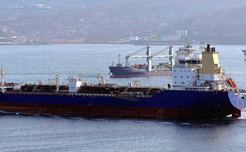 Китай не стал принимать супертанкер с нефтью из России
