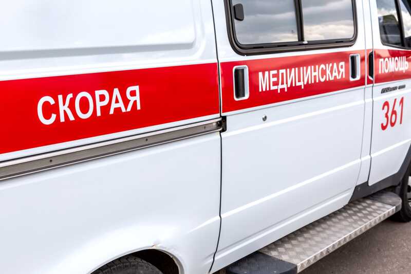 В Санкт-Петербурге неизвестные выбросили комод с балкона, угодив при этом в ребенка