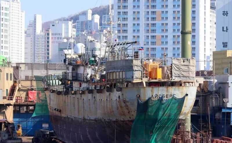 В Японском море загорелось российское рыболовецкое судно