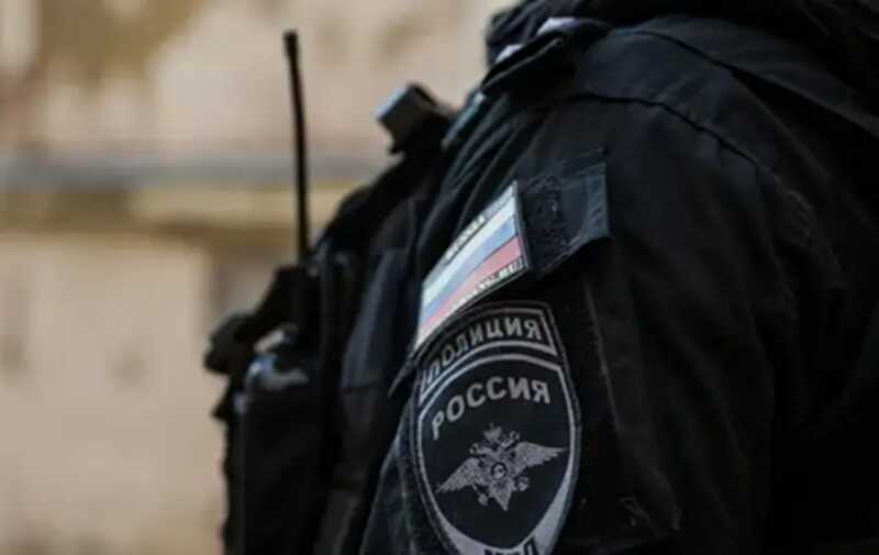 Сотрудники правоохранительных органов применили силу к редактору "Ура.ру" для разблокировки его телефона