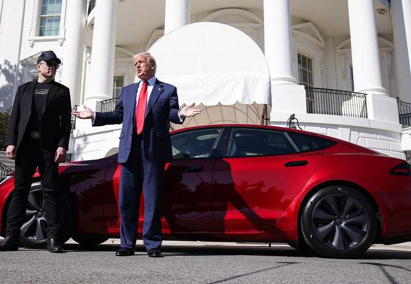 Дональд Трамп продаёт Tesla на фоне ссоры с Илоном Маском