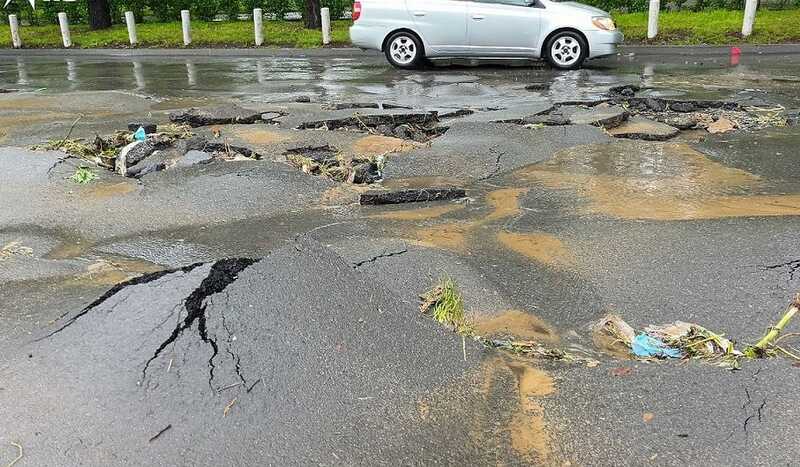 Машина ушла под асфальт в Подмосковье из-за непогоды