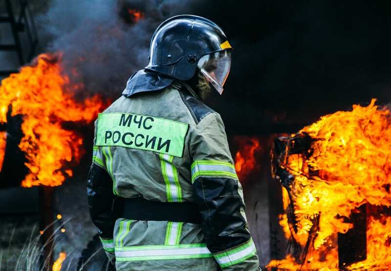 Во время пожара на складе в Москве погиб человек