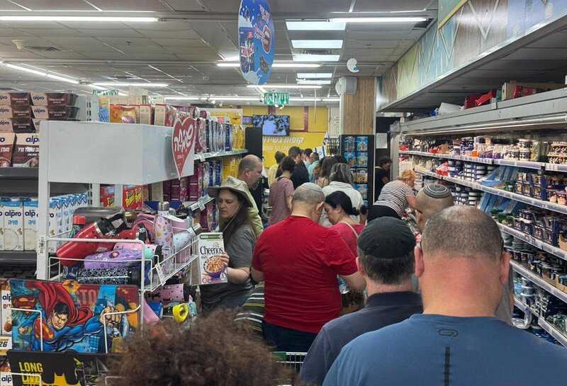Израильтяне массово скупают продукты из-за напряжённости с Ираном