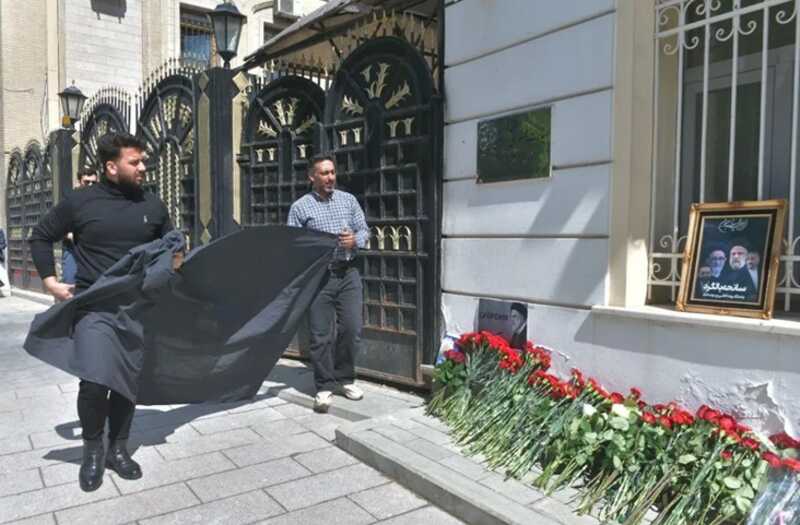 Возле посольства Ирана в Москве появилась импровизированная мемориальная композиция