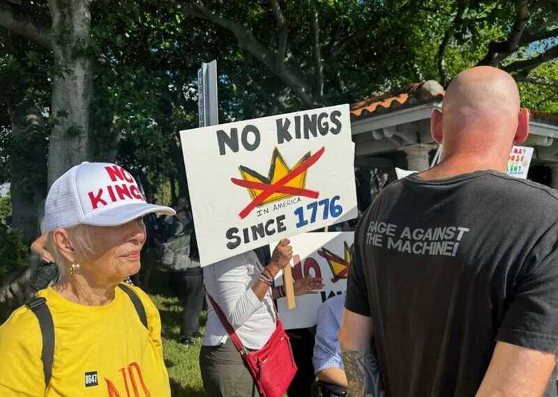 В США демократы организовали митинги No Kings в день рождения Трампа