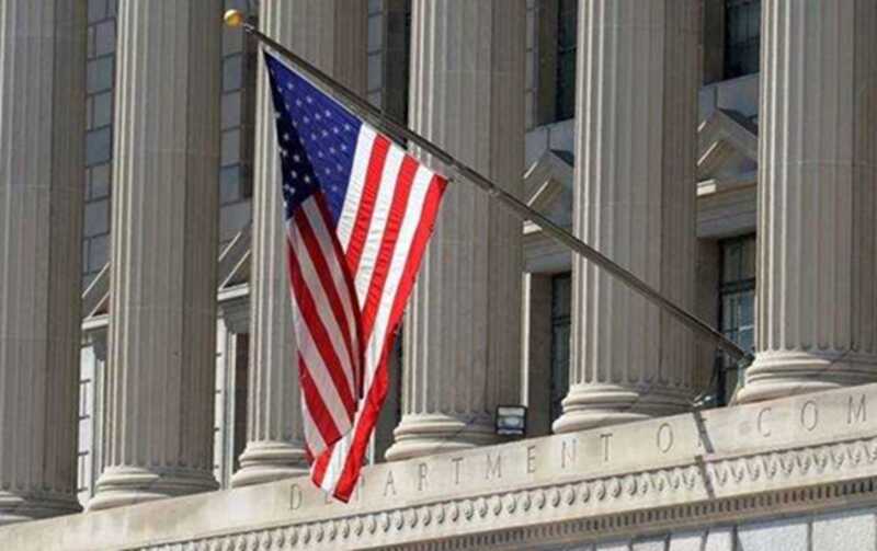 Министерство обороны США отрицало использование российского флага на плакате